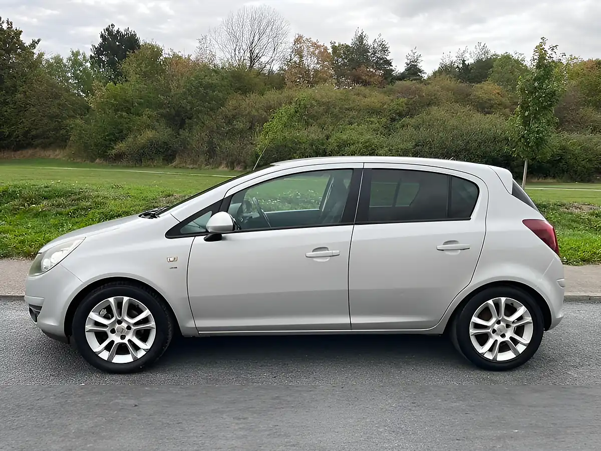 Used 2010 Vauxhall Corsa Sxi Silver - Interior and Exterior details 4
