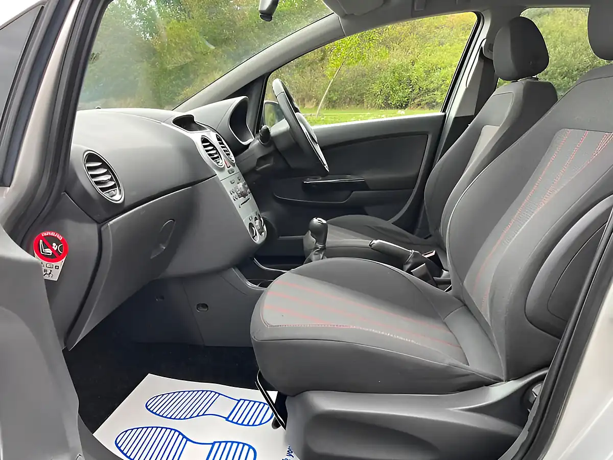 Used 2010 Vauxhall Corsa Sxi Silver - Interior and Exterior details 7