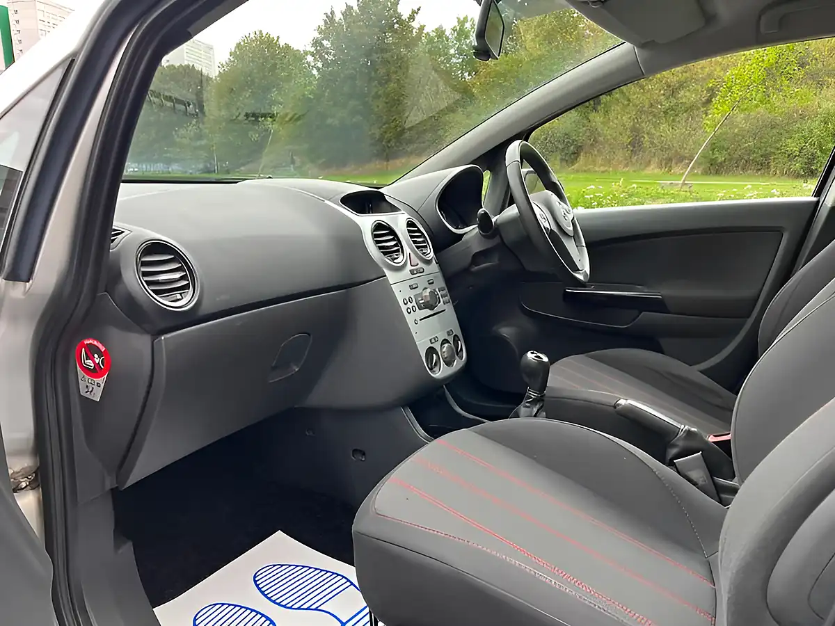 Used 2010 Vauxhall Corsa Sxi Silver - Interior and Exterior details 8
