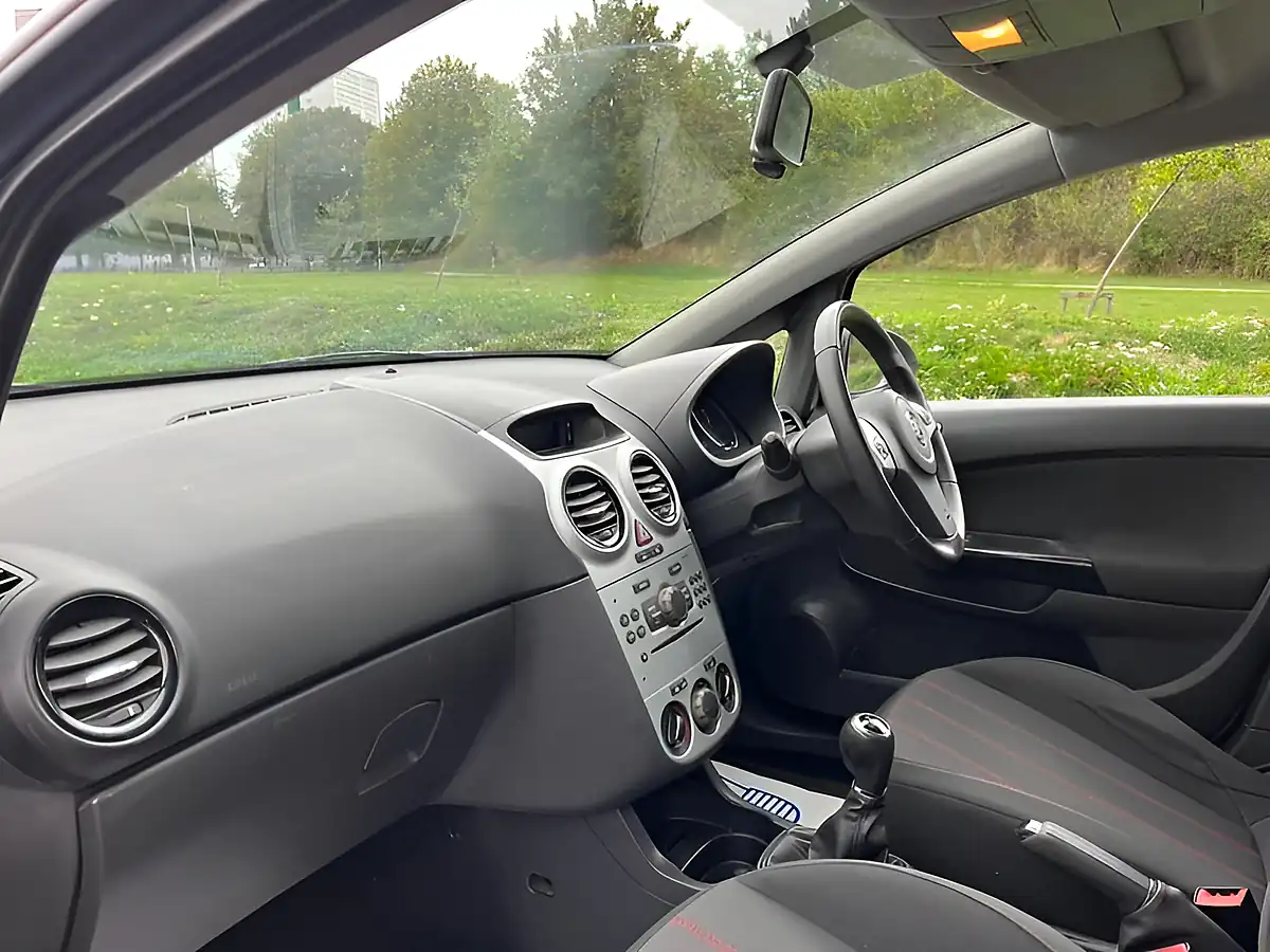 Used 2010 Vauxhall Corsa Sxi Silver - Interior and Exterior details 9