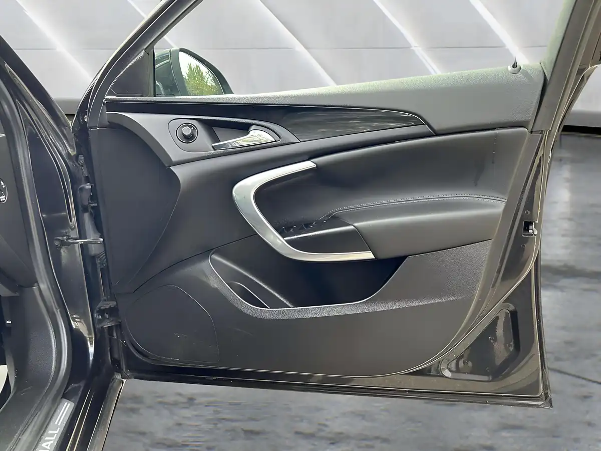 Used 2010 Vauxhall Insignia Sri Black - Interior and Exterior details 13