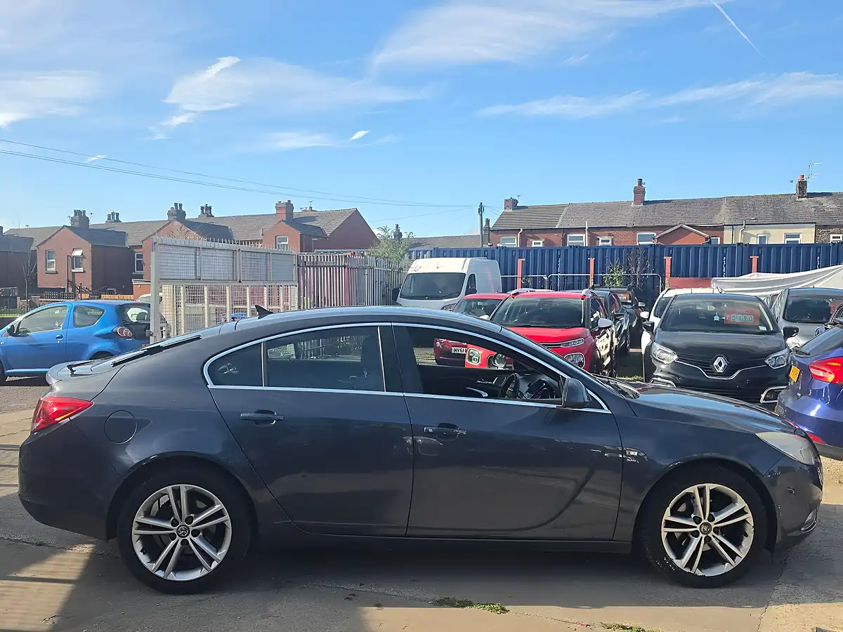 Used 2010 Vauxhall Insignia Sri Nav Blue - Interior and Exterior details 8