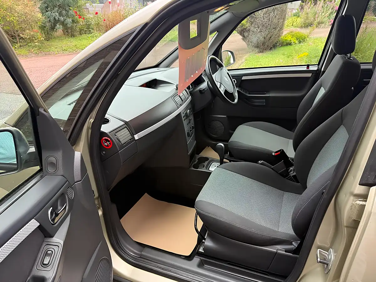 Used 2010 Vauxhall Meriva Design Easytronic Gold - Interior and Exterior details 5
