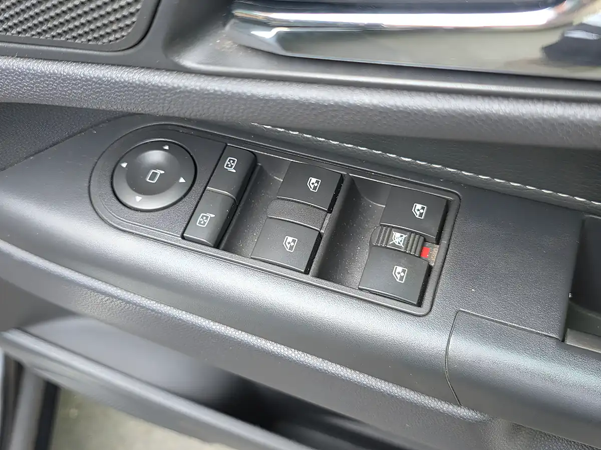 Used 2010 Vauxhall Zafira Design Black - Interior and Exterior details 13