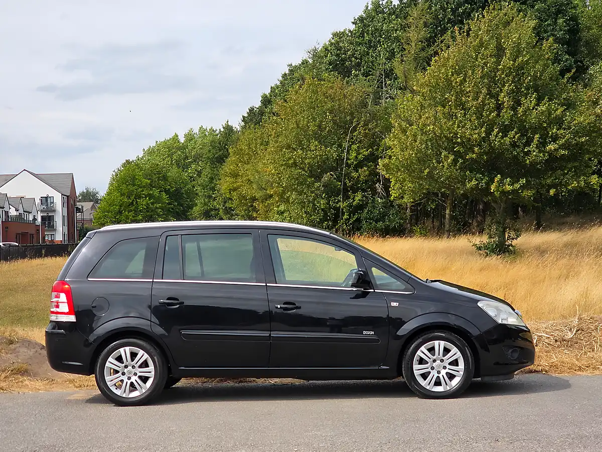 Used 2010 Vauxhall Zafira Design Black - Interior and Exterior details 8