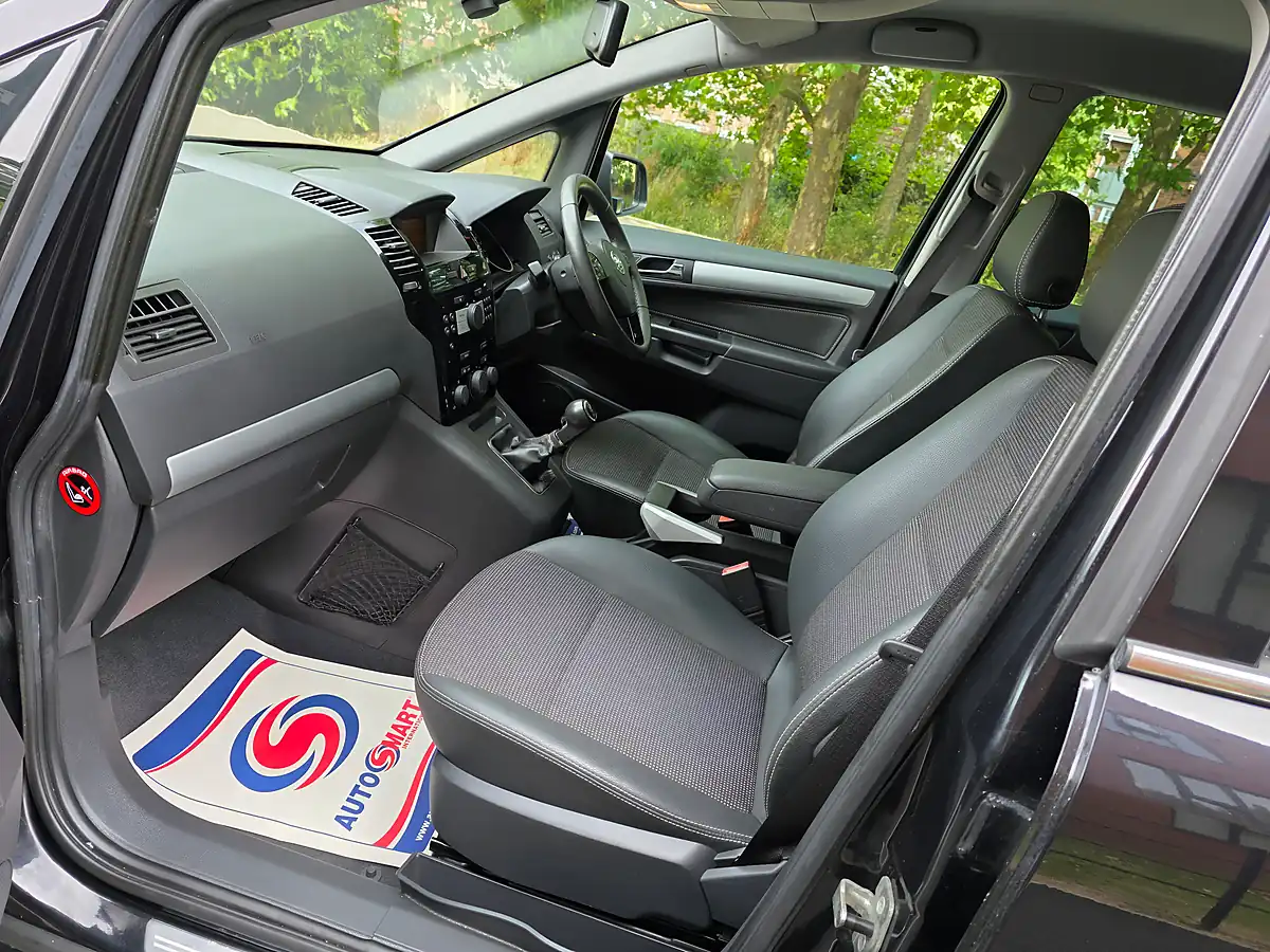 Used 2010 Vauxhall Zafira Design Black - Interior and Exterior details 9