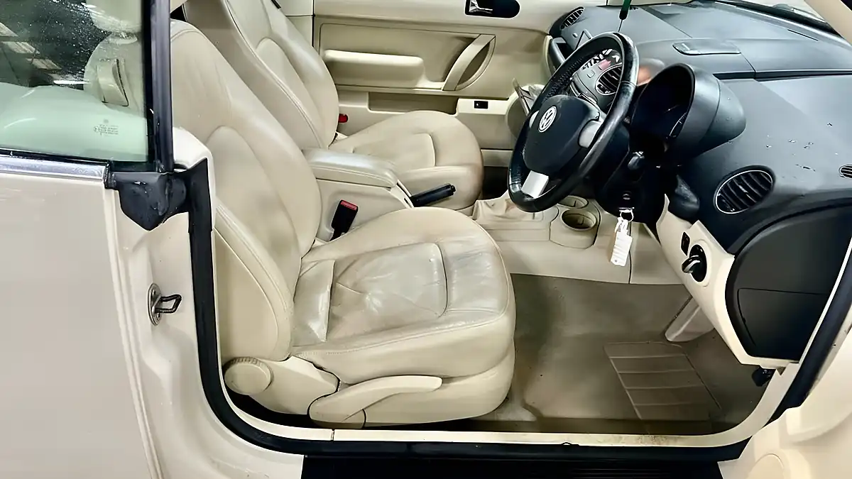 Used 2010 Volkswagen Beetle Cabriolet Beige - Interior and Exterior details 9