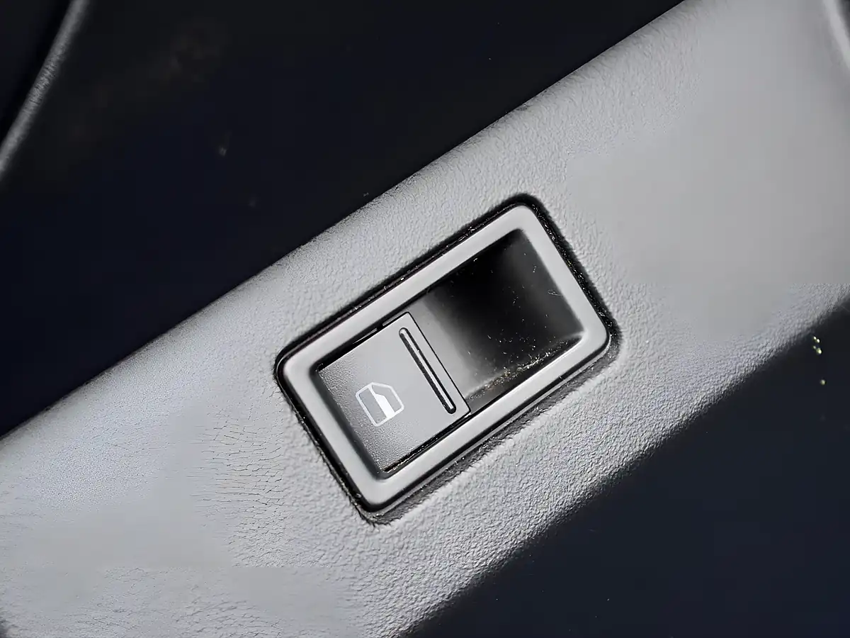Used 2010 Volkswagen Beetle Cabriolet Blue - Interior and Exterior details 12