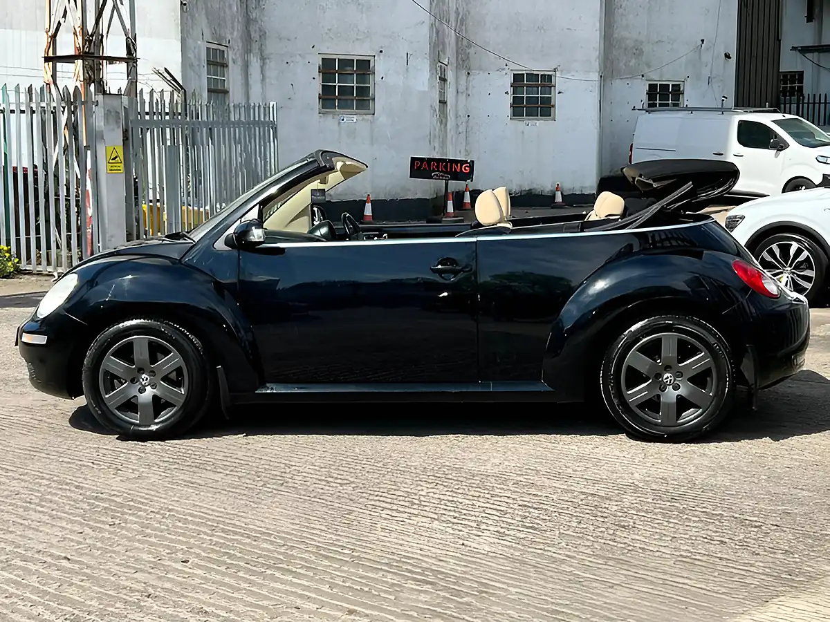 Used 2010 Volkswagen Beetle Luna Black - Interior and Exterior details 16