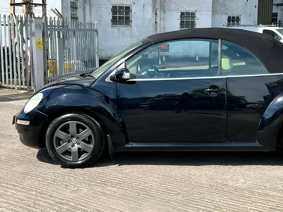 Used 2010 Volkswagen Beetle Luna Black - Interior and Exterior details 18