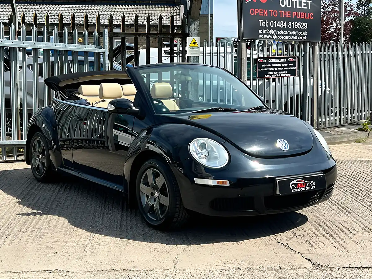 Used 2010 Volkswagen Beetle Luna Black - Interior and Exterior details 4