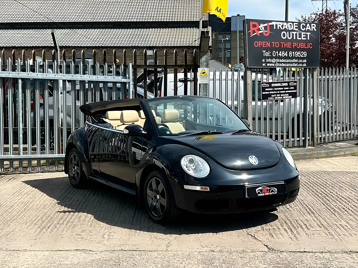 Used 2010 Volkswagen Beetle Luna Black - Interior and Exterior details 5