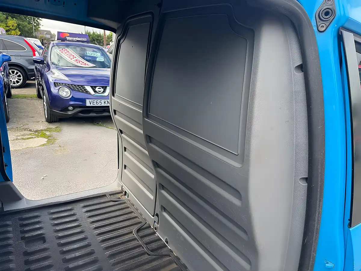 Used 2010 Volkswagen Caddy Maxi Maxi Blue - Interior and Exterior details 11