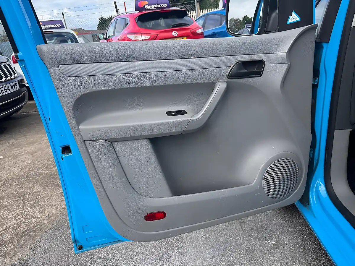 Used 2010 Volkswagen Caddy Maxi Maxi Blue - Interior and Exterior details 12