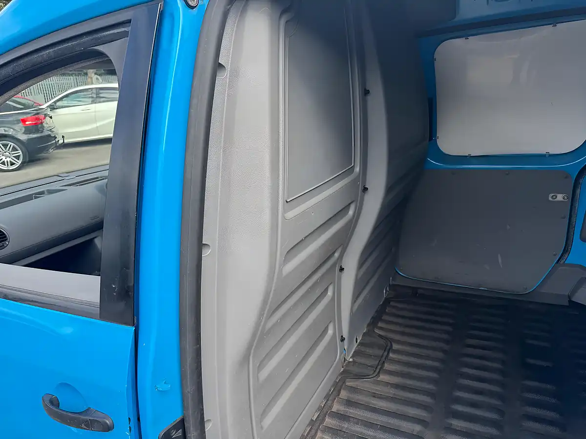 Used 2010 Volkswagen Caddy Maxi Maxi Blue - Interior and Exterior details 13