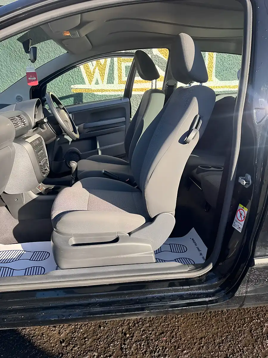 Used 2010 Volkswagen Fox - Interior and Exterior details 8