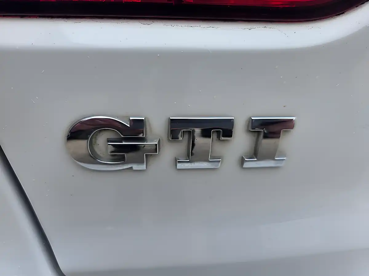 Used 2010 Volkswagen Golf GTI White - Interior and Exterior details 15