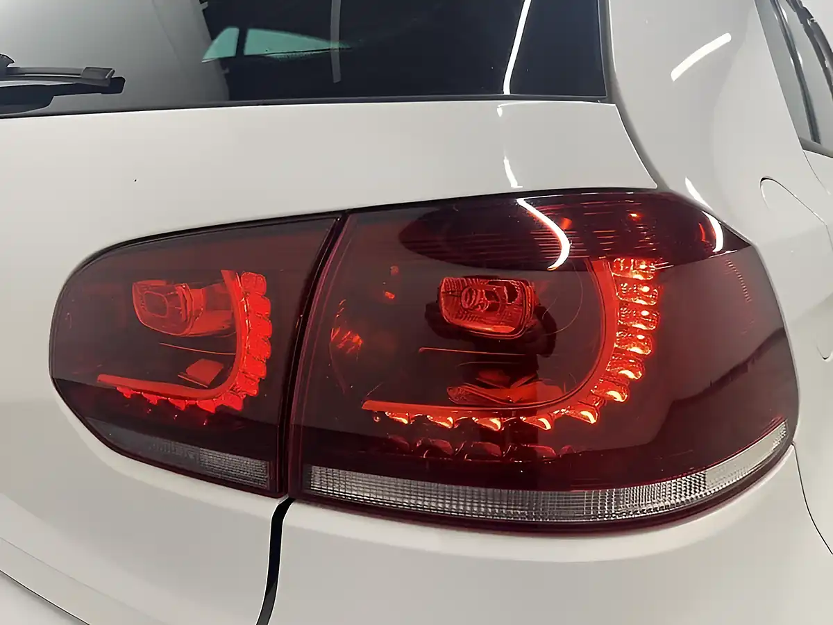 Used 2010 Volkswagen Golf R White - Interior and Exterior details 11
