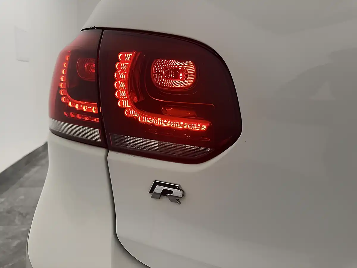 Used 2010 Volkswagen Golf R White - Interior and Exterior details 12