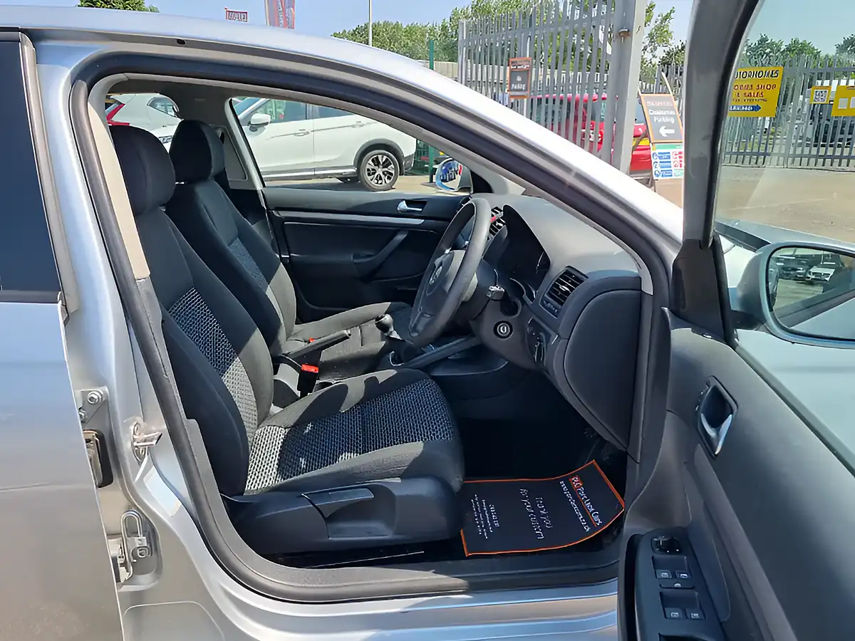 Used 2010 Volkswagen Jetta S Silver - Interior and Exterior details 12