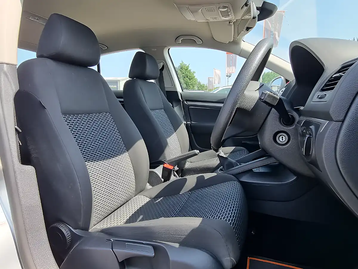 Used 2010 Volkswagen Jetta S Silver - Interior and Exterior details 15