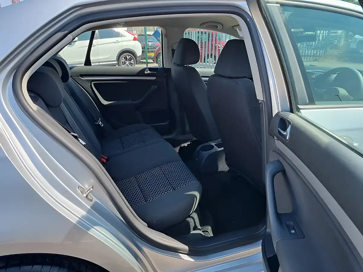 Used 2010 Volkswagen Jetta S Silver - Interior and Exterior details 17