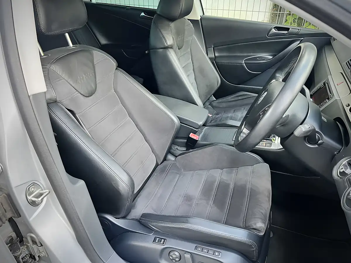 Used 2010 Volkswagen Passat Estate Silver - Interior and Exterior details 14