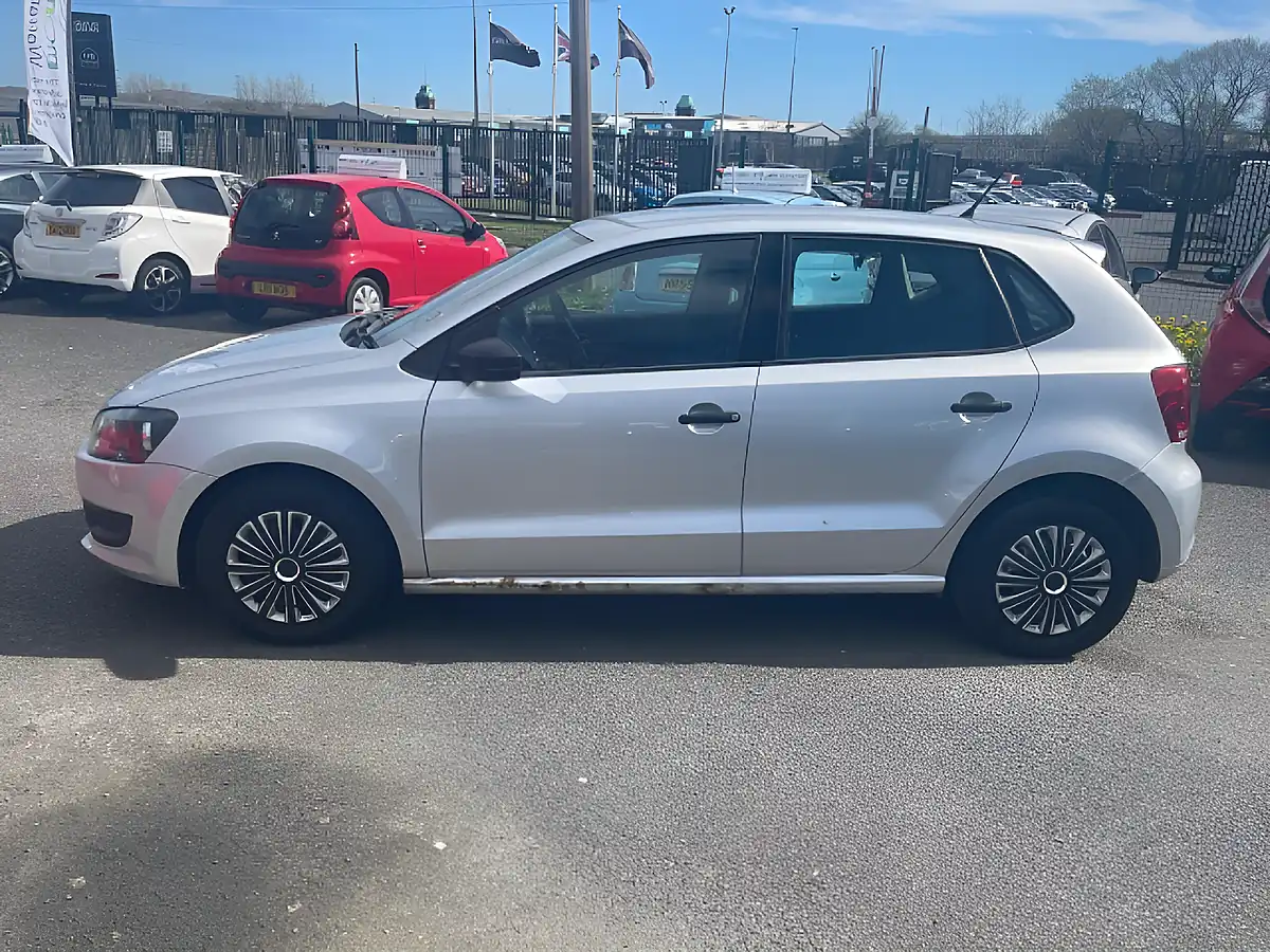 Used 2010 Volkswagen Polo S Silver - Interior and Exterior details 4