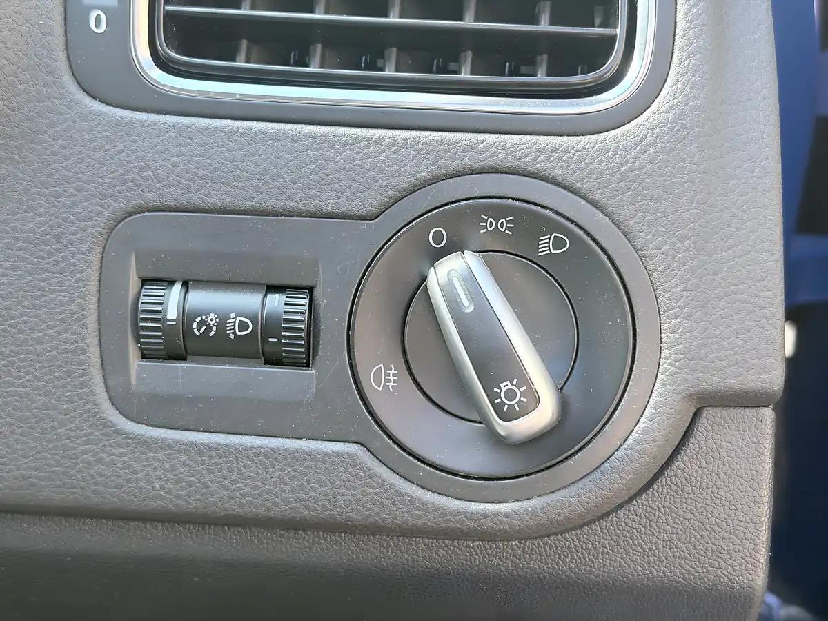 Used 2010 Volkswagen Polo Se Blue - Interior and Exterior details 14