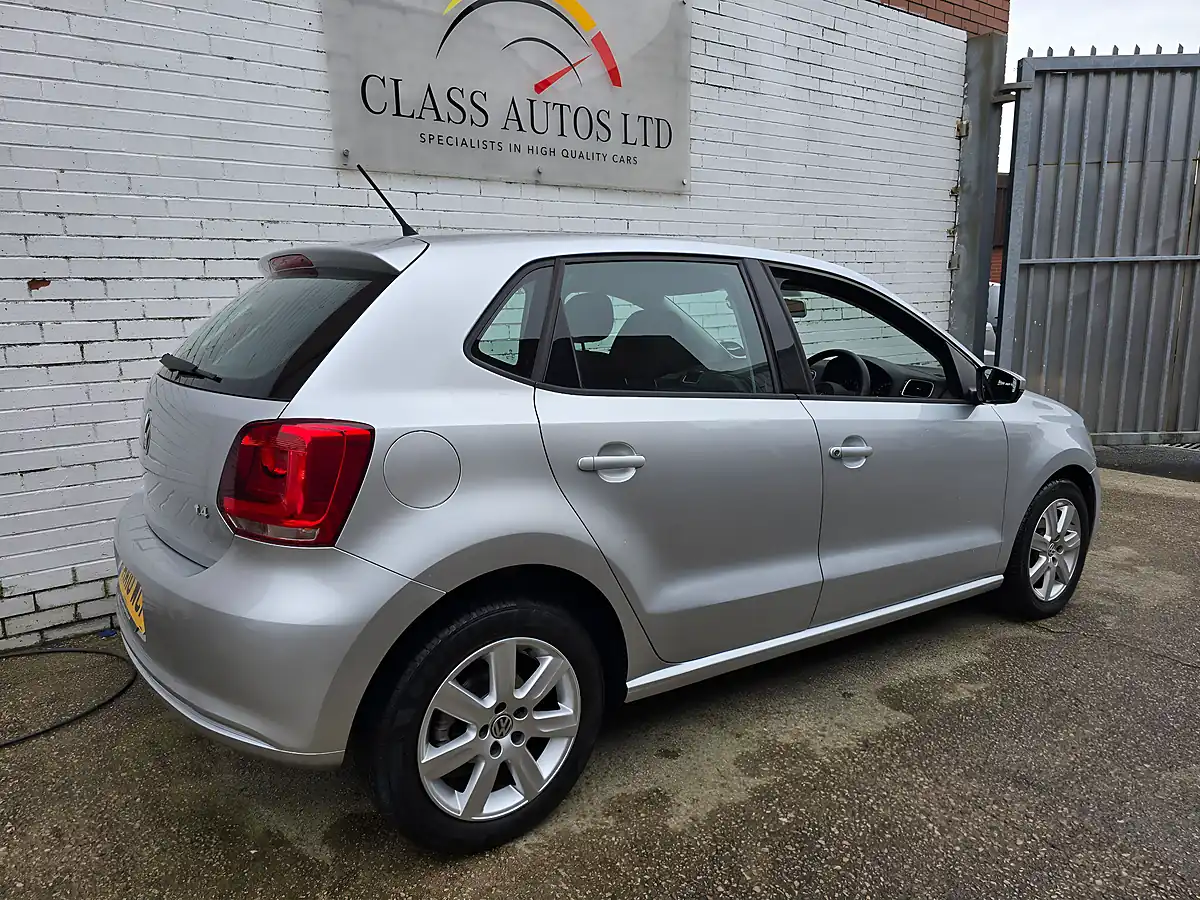 Used 2010 Volkswagen Polo Se Silver - Interior and Exterior details 11