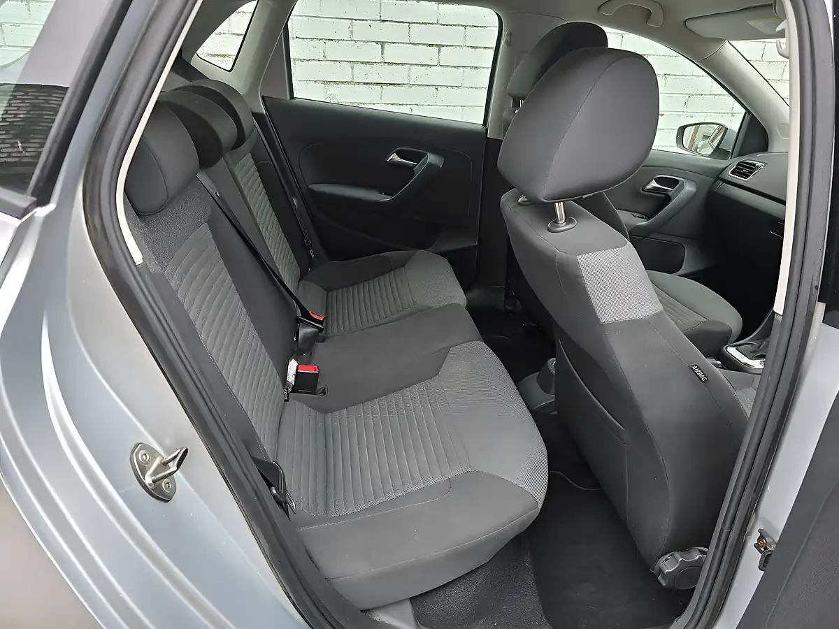 Used 2010 Volkswagen Polo Se Silver - Interior and Exterior details 15