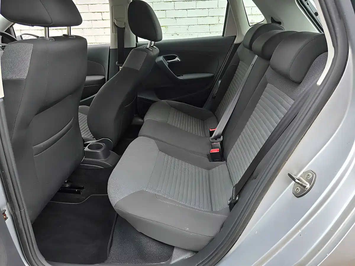 Used 2010 Volkswagen Polo Se Silver - Interior and Exterior details 16