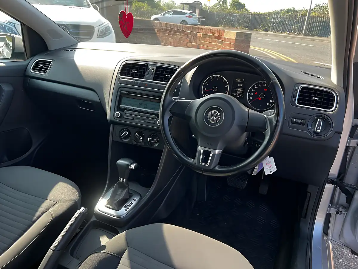 Used 2010 Volkswagen Polo Se Silver - Interior and Exterior details 10