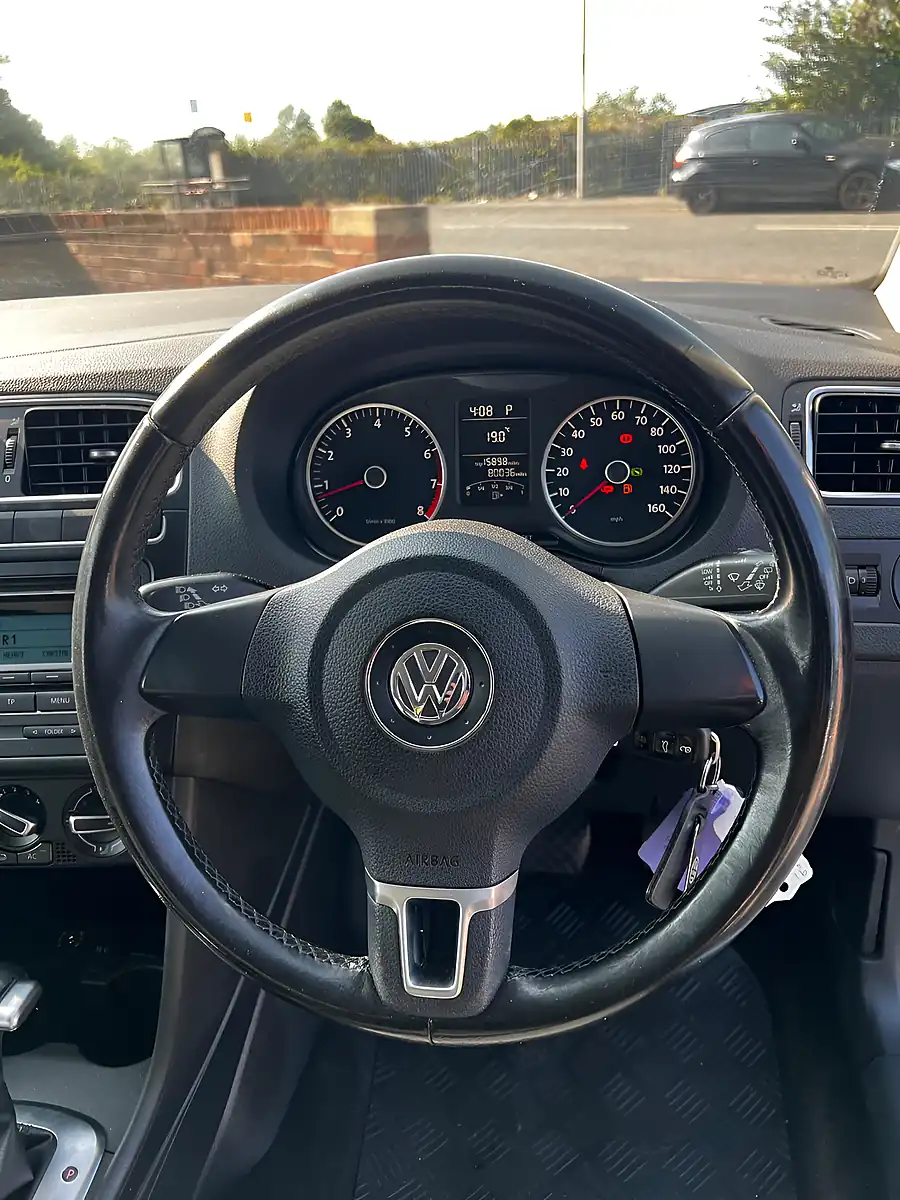 Used 2010 Volkswagen Polo Se Silver - Interior and Exterior details 11