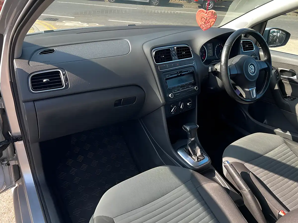 Used 2010 Volkswagen Polo Se Silver - Interior and Exterior details 14