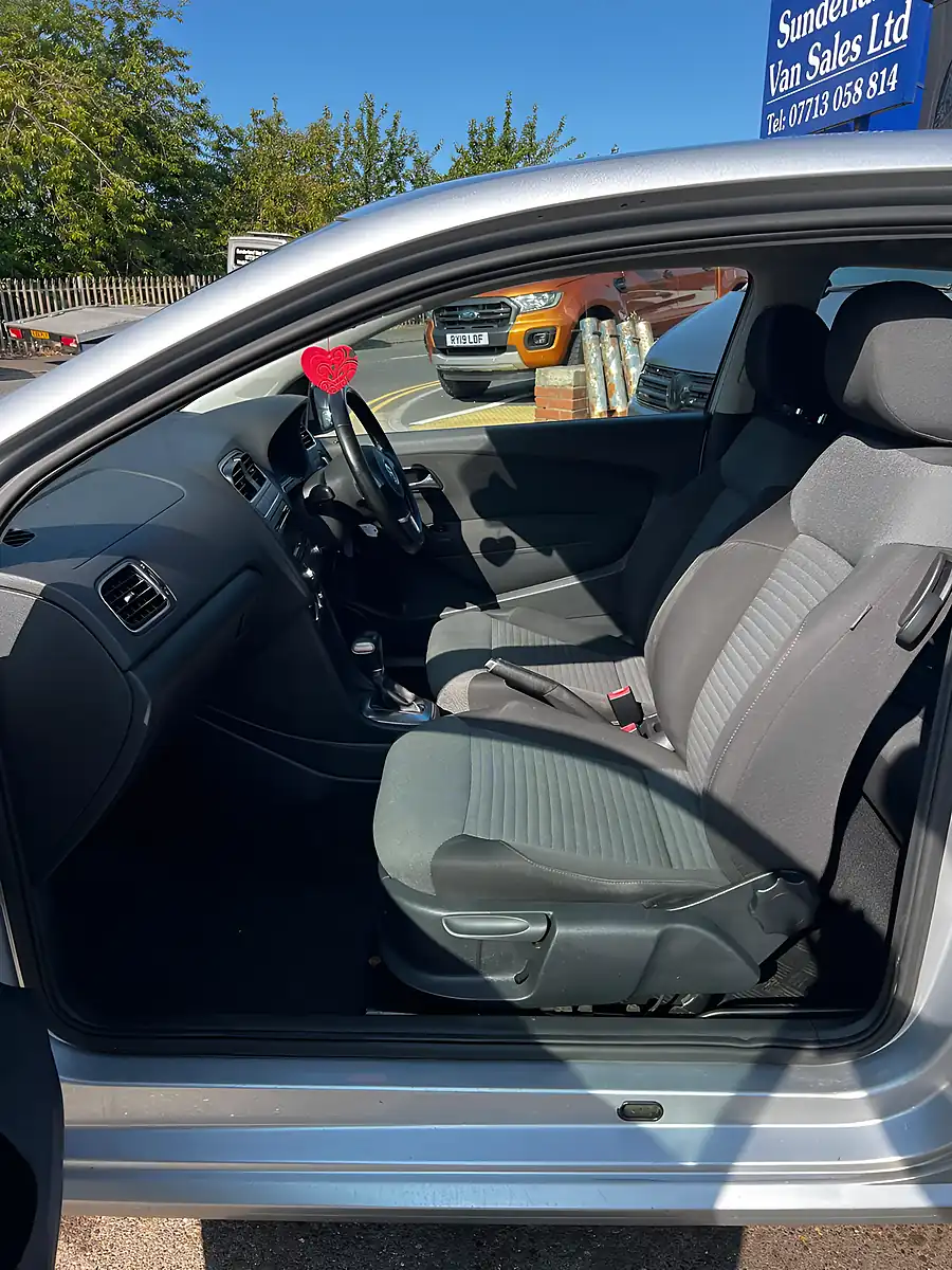 Used 2010 Volkswagen Polo Se Silver - Interior and Exterior details 16