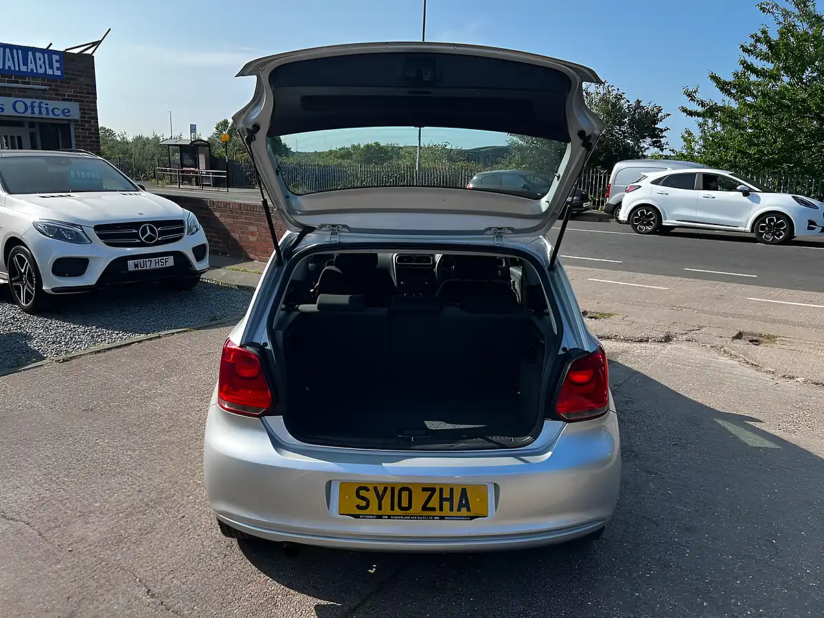 Used 2010 Volkswagen Polo Se Silver - Interior and Exterior details 7