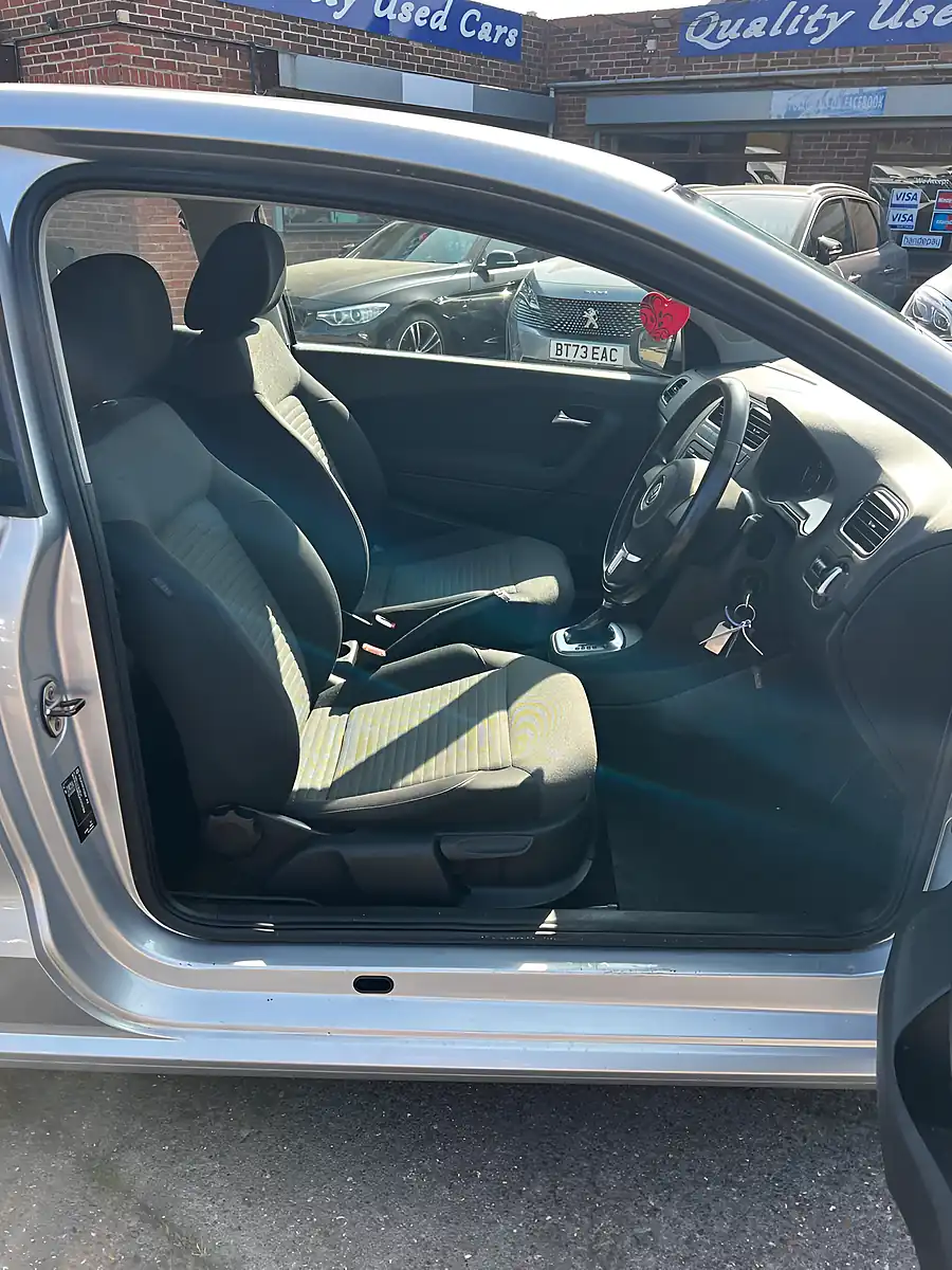 Used 2010 Volkswagen Polo Se Silver - Interior and Exterior details 9