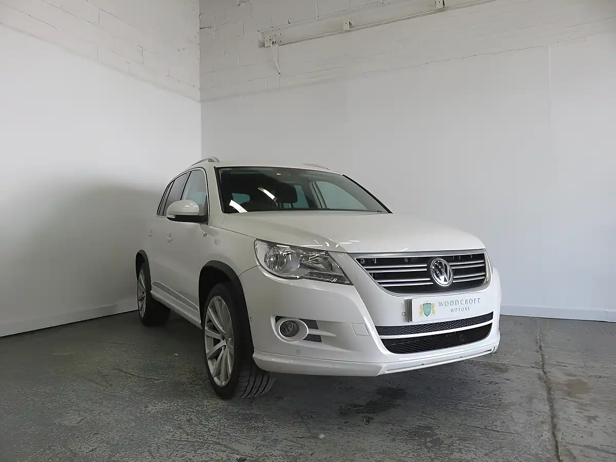 Used 2010 Volkswagen Tiguan R-Line White - Front View