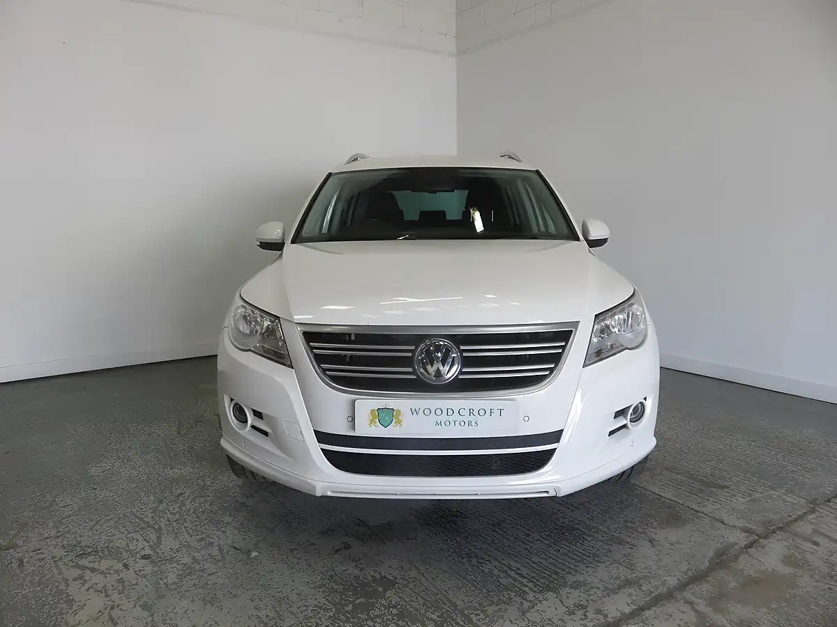 Used 2010 Volkswagen Tiguan R-Line White - Interior and Exterior details 9