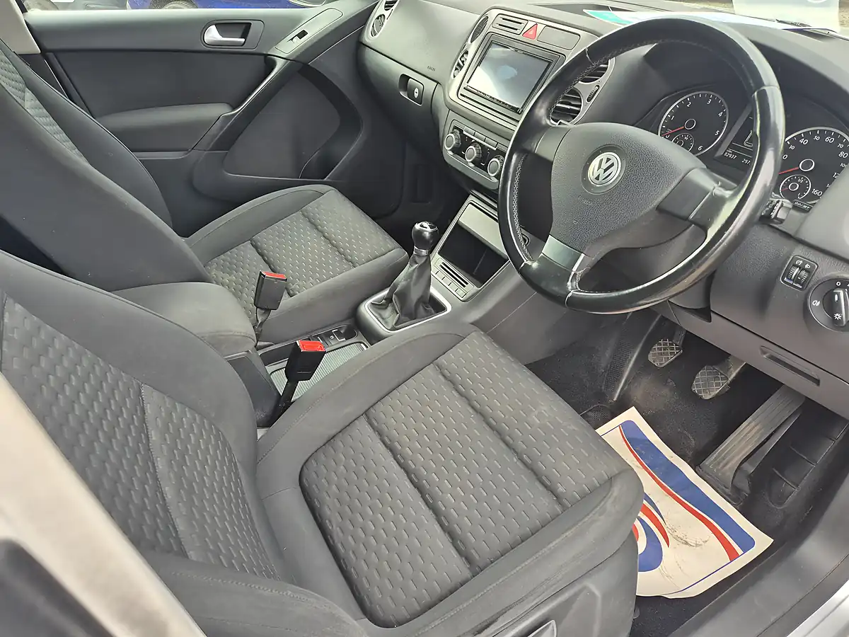 Used 2010 Volkswagen Tiguan Se Silver - Interior and Exterior details 10