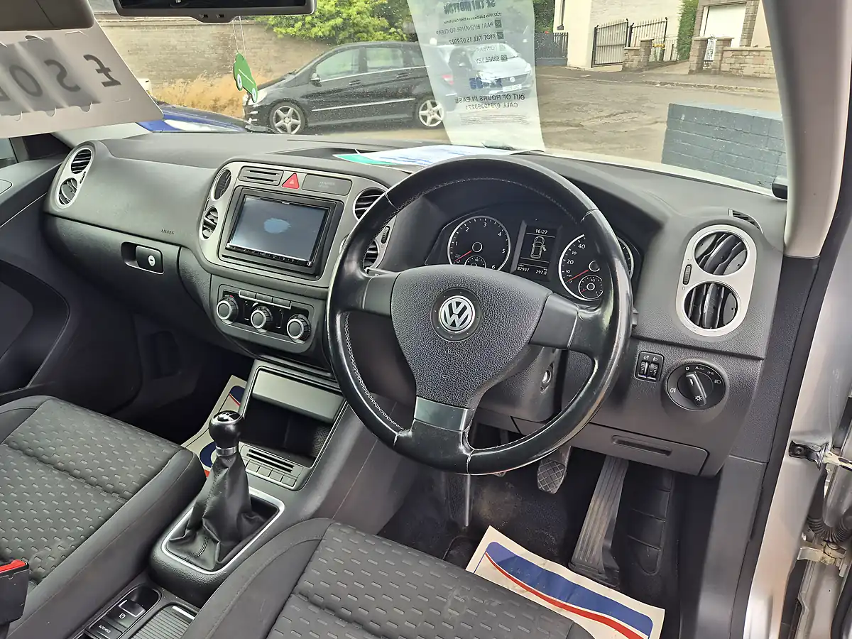 Used 2010 Volkswagen Tiguan Se Silver - Interior and Exterior details 11