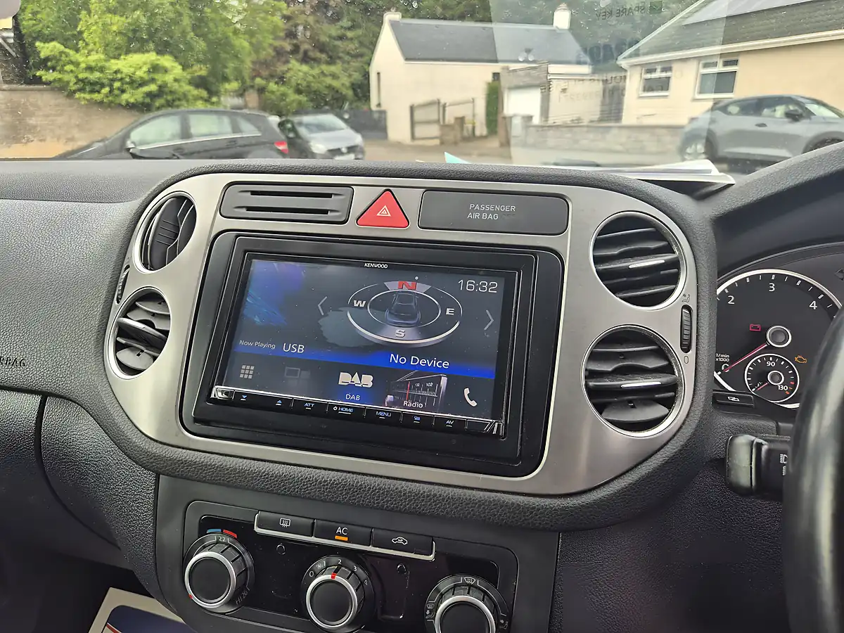 Used 2010 Volkswagen Tiguan Se Silver - Interior and Exterior details 12
