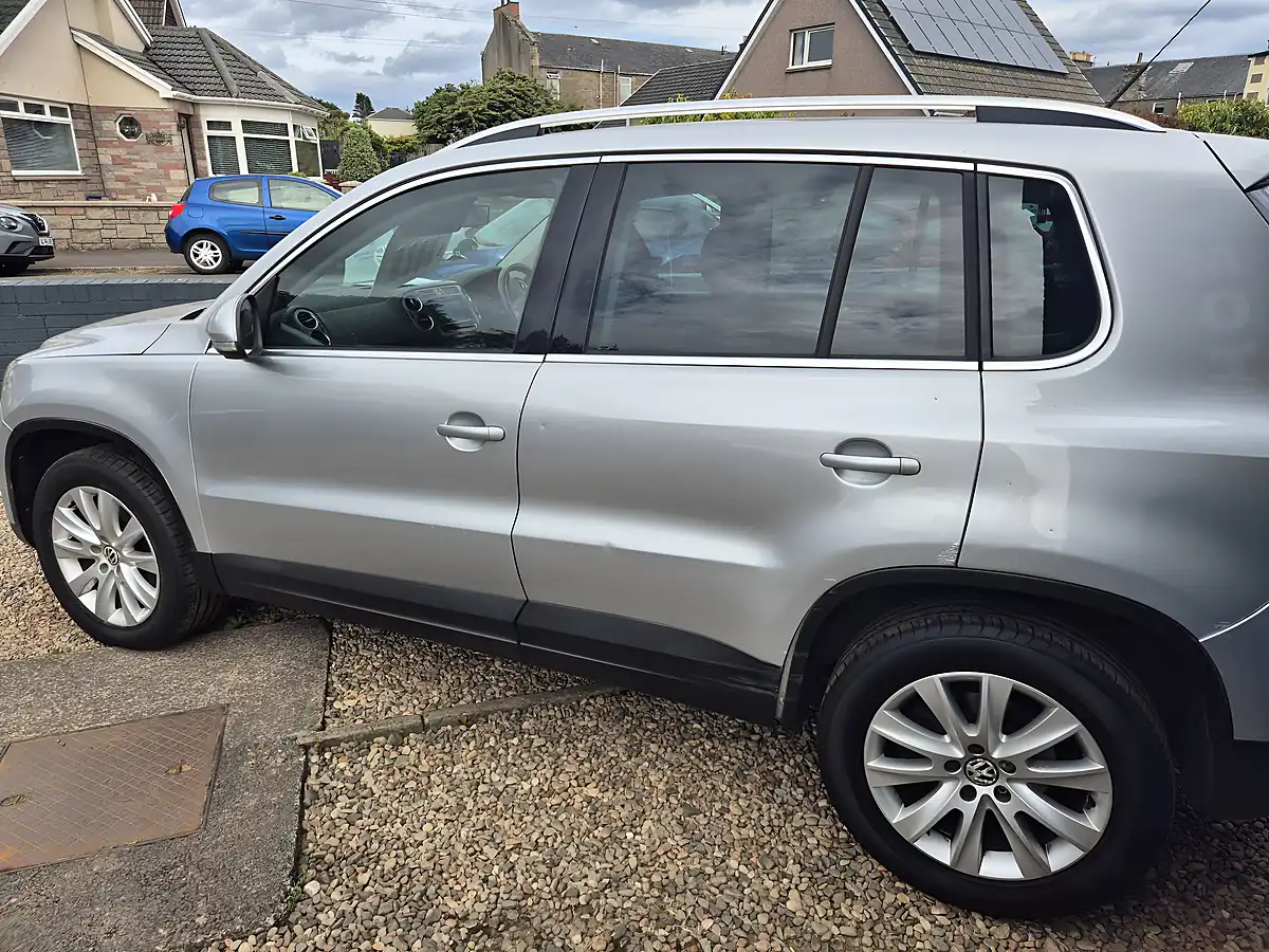 Used 2010 Volkswagen Tiguan Se Silver - Interior and Exterior details 4