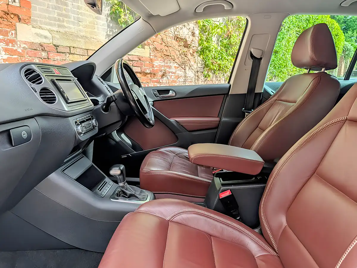 Used 2010 Volkswagen Tiguan Summit White - Interior and Exterior details 14