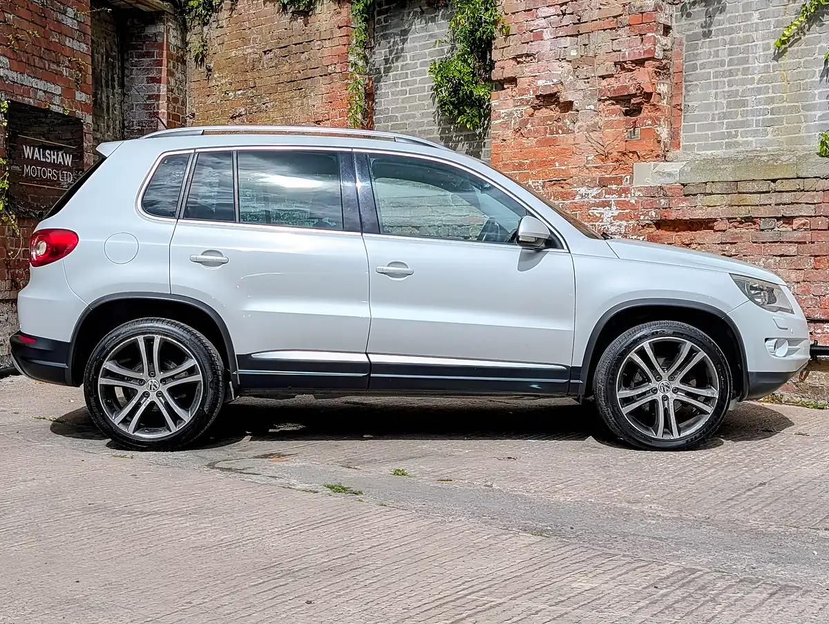 Used 2010 Volkswagen Tiguan Summit White - Interior and Exterior details 5