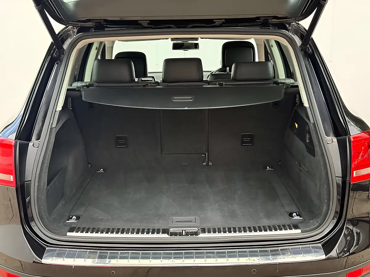 Used 2010 Volkswagen Touareg Touareg Black - Interior and Exterior details 11