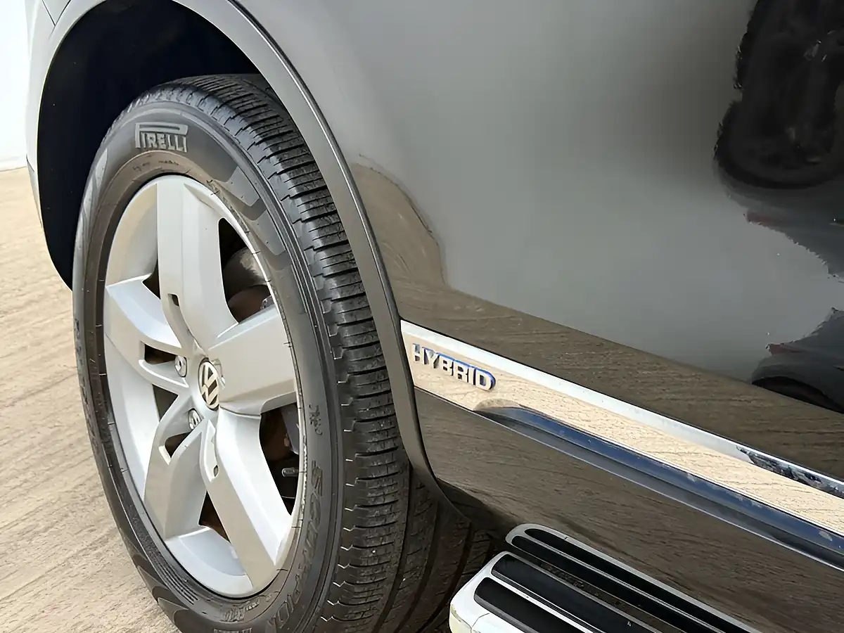 Used 2010 Volkswagen Touareg Touareg Black - Interior and Exterior details 3