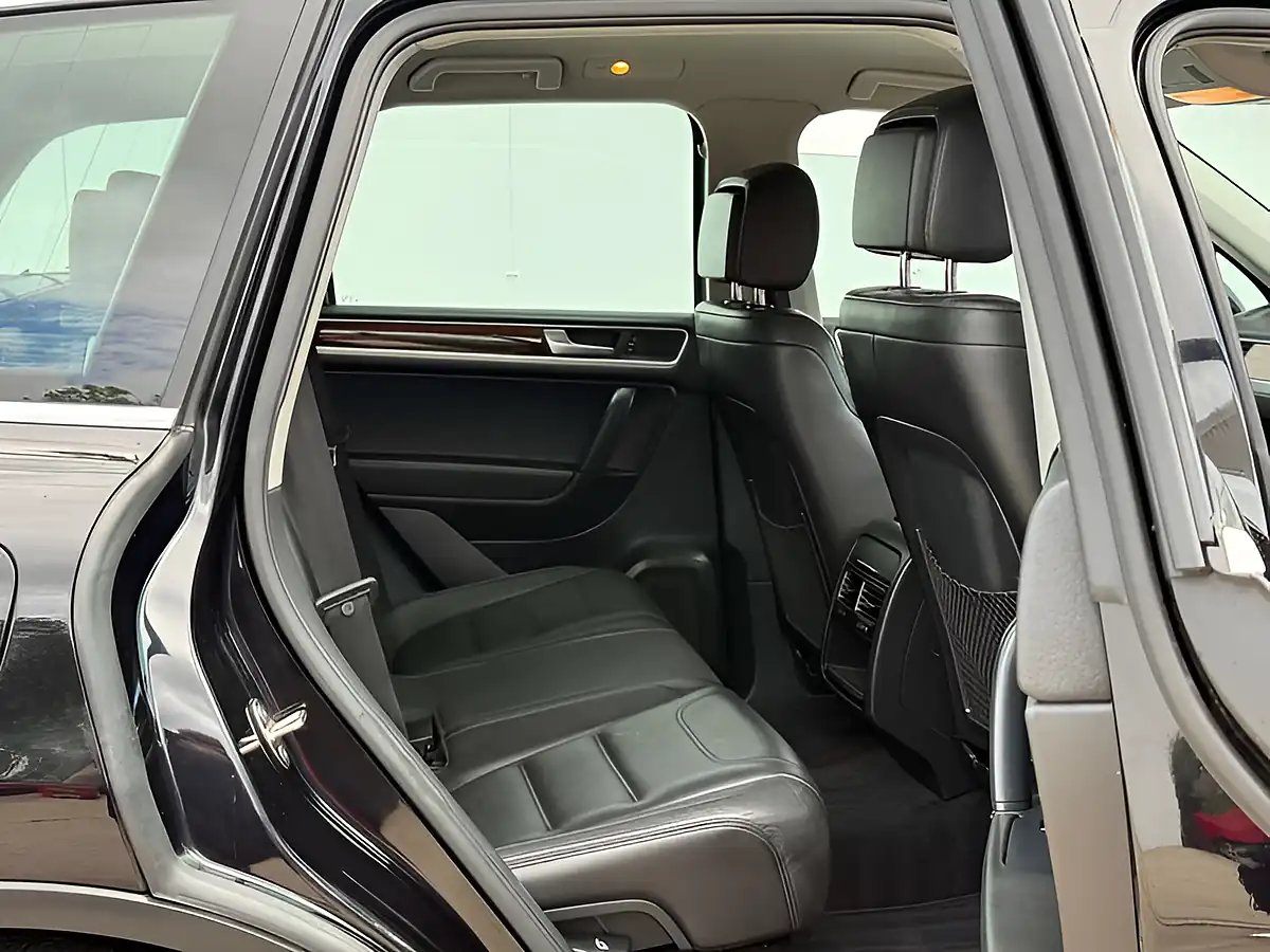 Used 2010 Volkswagen Touareg Touareg Black - Interior and Exterior details 7