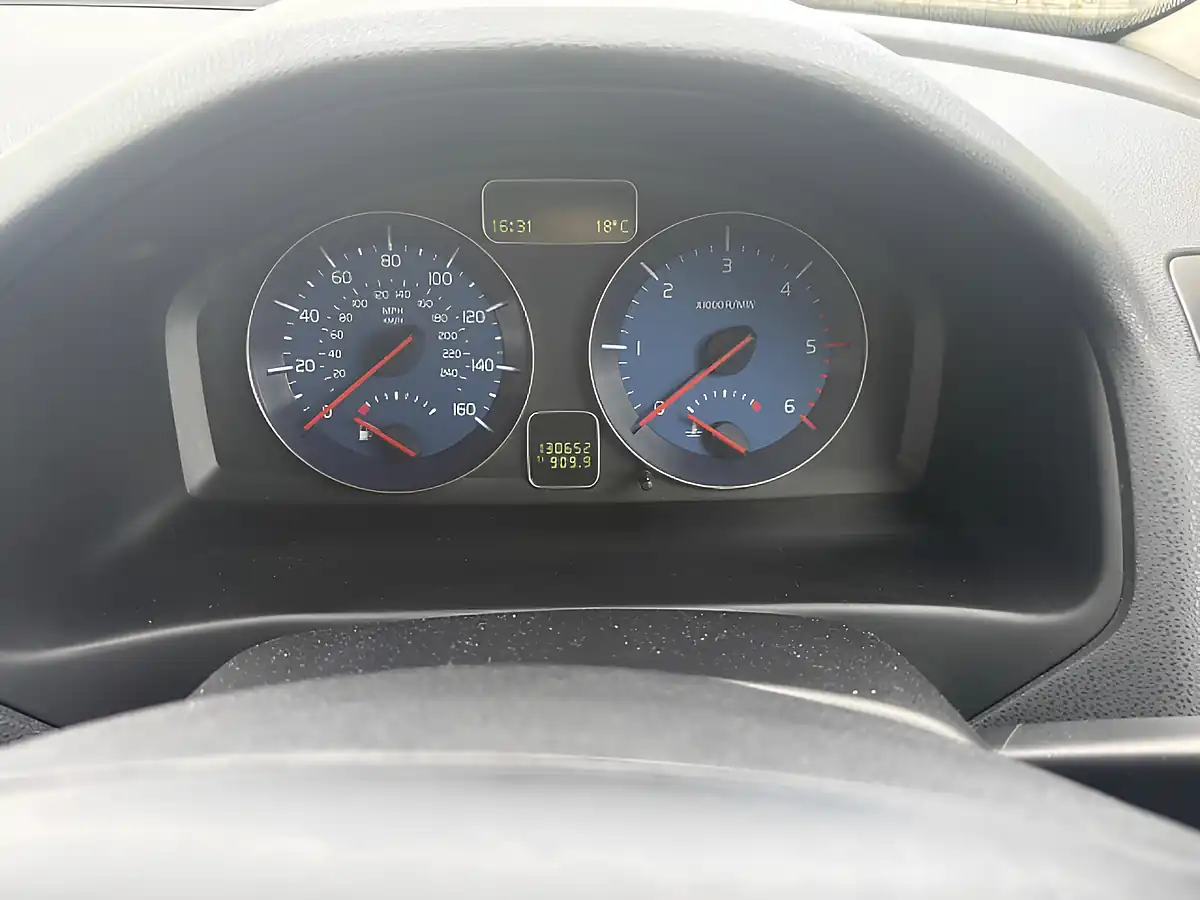 Used 2010 Volvo C30 R-Design Red - Interior and Exterior details 14